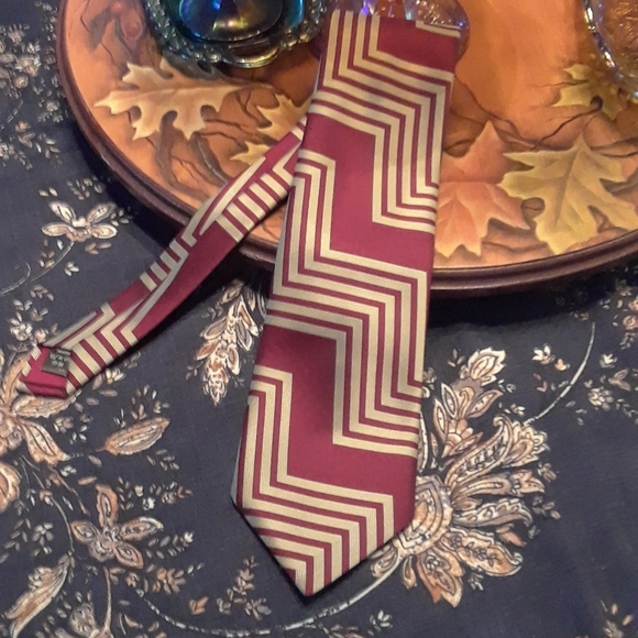 Mark Spencer zig-zag pattern burgundy and cream tie - Picture 2 of 7